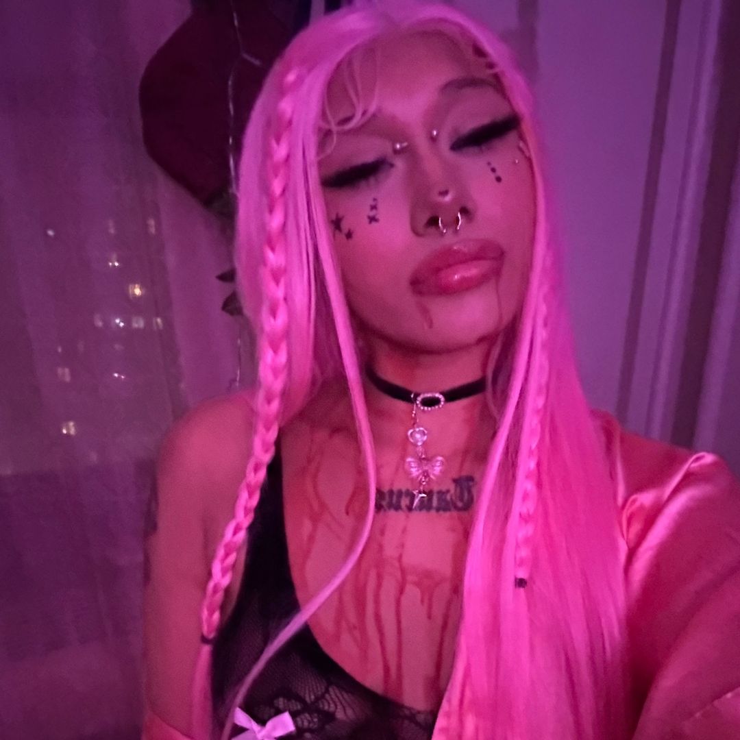 .vaeak — TikTok profile portrait